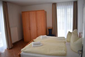 a bedroom with a bed with two towels on it at Am Kurpark " Nr 812" in Baabe