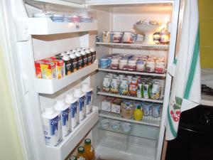 un frigorifero aperto pieno di cibo e bevande di B&B Simona a Sorbolo