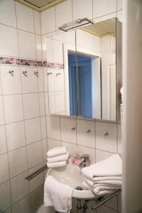 ヴァンガーオーゲにあるOsterdüne 63のバスルーム(シンク、鏡、タオル付)
