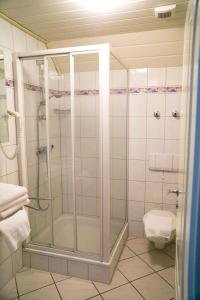 ヴァンガーオーゲにあるOsterdüne 63のバスルーム(シャワー、トイレ付)