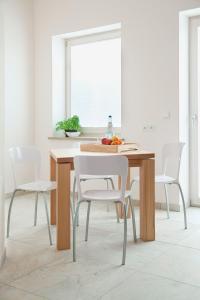 a dining room table and chairs with a bowl of fruit on it at Lachmöwe - 29741 in Haffkrug