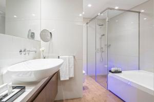 un bagno bianco con lavandino e doccia di O Monot Boutique Hotel Beirut a Beirut