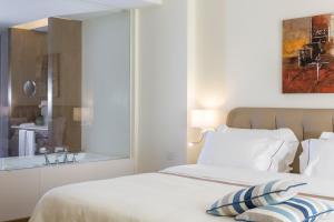 Letto o letti in una camera di O Monot Boutique Hotel Beirut