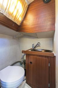 uma pequena casa de banho com WC e lavatório em Pequeño velero en Port Forum ideal para Backpackers em Barcelona