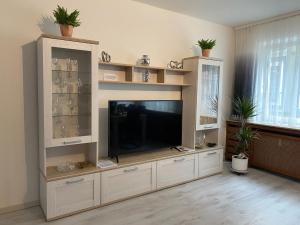 - un grand centre de divertissement avec une télévision dans le salon dans l'établissement FeWo Villa - Mitten im Herz Goslar, à Goslar