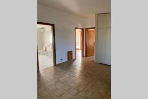 Habitación vacía con baño y pasillo en Villa Anna Paola, en Casal Palocco
