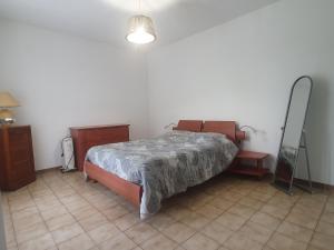 een slaapkamer met een bed en een dressoir bij Appartement les abeillons in Vinon-sur-Verdon