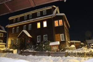ブラウンラーゲにあるFerienwohnung Leonieの雪の家