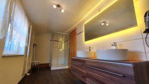 ブラウンラーゲにあるFerienwohnung Leonieのバスルーム(洗面台2台、鏡付)