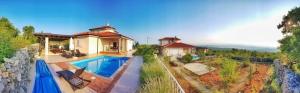 una casa con piscina en un patio en Villa Veglia, en Krk