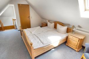 ツィングストにあるWittek, Birgit-Christin, Whg 8のベッドルーム1室(白いシーツが備わる木製ベッド1台付)