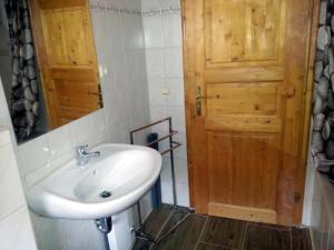 a bathroom with a sink and a wooden door at Ferienwohnung am neuen Thore III in Blankenburg