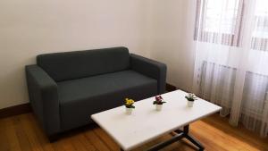 a living room with a couch and a table at habitación, salita y baño privado, REATE LBI00466 in Bilbao