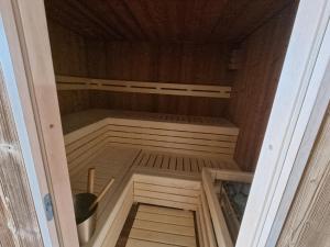 uma pequena sauna de madeira com a porta aberta em Penzión SESSLER *** em Trnava