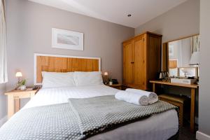 A bed or beds in a room at The Golden Lion, Newport, PEMBROKESHIRE