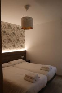 Un pat sau paturi într-o cameră la Apartamento CATA Santiago de Compostela
