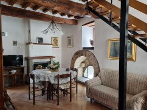 a living room with a table and a couch at A Casa di Cristina in Gubbio