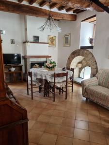 a living room with a table and a couch at A Casa di Cristina in Gubbio