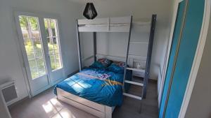 a bedroom with two bunk beds and a window at Maison 400m Océan avec jardin clos et ombragé in Saint-Georges-dʼOléron