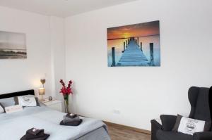 a bedroom with a bed and a picture on the wall at Ferienzimmer 2 Engelmann-Beck in Eitzen Zwei