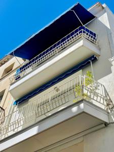 uma varanda de um edifício com grades azuis e brancas em BONAIRE em Sitges