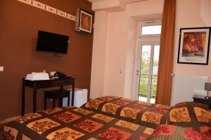 ein Hotelzimmer mit einem Bett und einem Fenster in der Unterkunft Hosteria Gusto in Esch-sur-Alzette