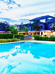 uma piscina em frente a uma casa em Faizal Madhi Homestay em Kuching