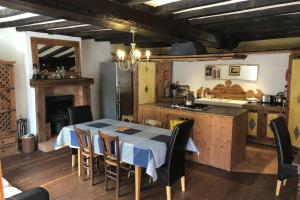 eine Küche und ein Esszimmer mit einem Tisch und Stühlen in der Unterkunft Bras D’Or Rural Gite cottage by farms & lakes. in Bais
