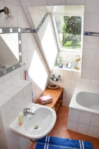 baño con lavabo, bañera y ventana en Landhaus im Grünen - Sine Tempore, en Grammendorf