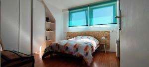 מיטה או מיטות בחדר ב-COEUR DE VILLE - Appartement de charme sous pente