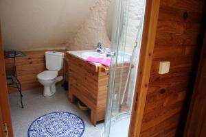un bagno con wc, lavandino e doccia di Bras D’Or Rural Gite cottage by farms & lakes. a Bais Altre 14 foto