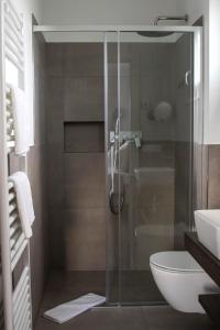 ein Bad mit einer Dusche, einem WC und einem Waschbecken in der Unterkunft CasaLuNa in Appiano sulla Strada del Vino