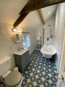 Koupelna v ubytování Relaxing cottage in the beautiful Usk Valley