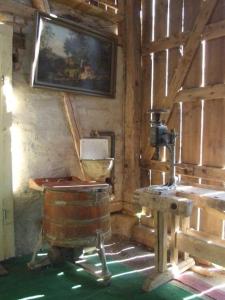 a room with a barrel and a sink in a building at Scheune in Kirch Mulsow