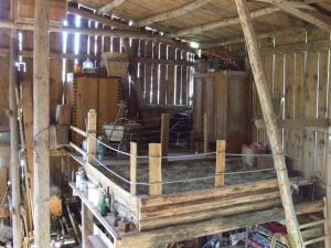 eine Scheune, die mit Holzwänden umgebaut wird in der Unterkunft Scheune in Kirch Mulsow