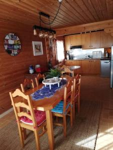 uma sala de jantar com mesa e cadeiras e uma cozinha em Chalé 41 em Cortes do Meio