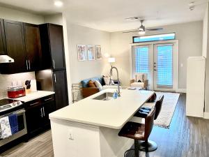 Köök või kööginurk majutusasutuses Pristine Apt-King Bed-Access to 3 Las Vegas Pools!