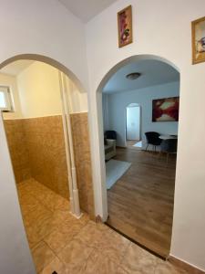 un couloir avec une arche menant à un salon dans l'établissement Focus Apartment, à Miercurea-Ciuc