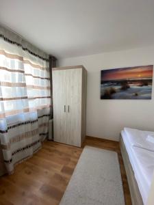 una camera con un letto e una porta di Focus Apartment a Miercurea-Ciuc