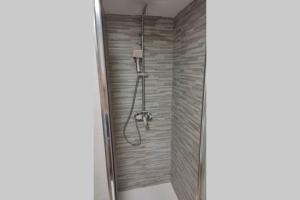 um chuveiro numa casa de banho com uma porta de vidro em MUY CÉNTRICO, A 8 MIN DEL AVE ANDANDO, REFORMADO. em Córdoba