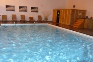 una gran piscina de agua azul en un edificio en Bel appartement en résidence avec piscine, en Orelle