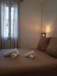 two towels on a bed in a room with a window at Casa Olivera- apartament al Passeig Font Vella in Sant Hilari Sacalm