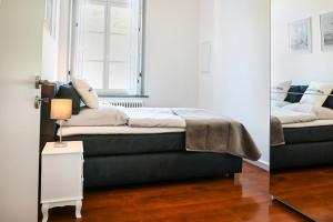 - une chambre avec un lit et une lampe sur une table dans l'établissement Römer-Apartment im Herenhaus Rheinblick, à Xanten