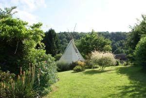a white tent in the middle of a garden at Le Refuge du Clos du Moulin in Brionne