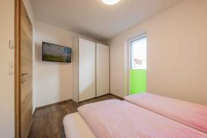 ein Schlafzimmer mit einem Bett und einem Fenster in der Unterkunft Apartment Jasmin in Neustift im Stubaital