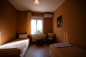 a hotel room with two beds and a window at Thalassoperasma in Fanárion