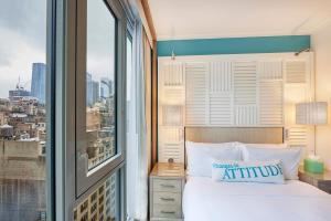 a bedroom with a bed and a window at Margaritaville Resort Times Square in New York