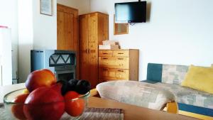 A television and/or entertainment centre at Chata 412 Tatralandia
