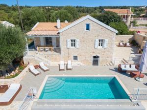 Bazén v ubytování Fiscardo Luxury Stone Villa Alex ,with sunset view! nebo v jeho okolí