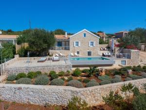 Bazén v ubytování Fiscardo Luxury Stone Villa Alex ,with sunset view! nebo v jeho okolí